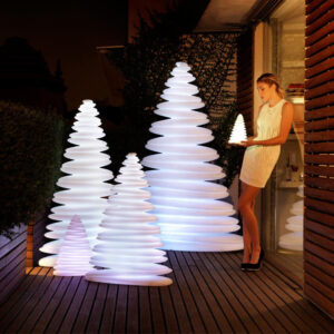 studioceramica-decoratiuni-christmas-tree-design-outdoor-decor-chrismy-teresa-sapey-light-vondom.jpg